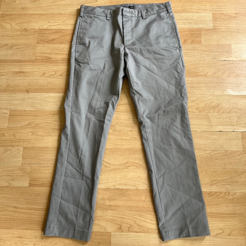 Gray Van Heusen Dress Pants W 32 L 30 Slim Fit
